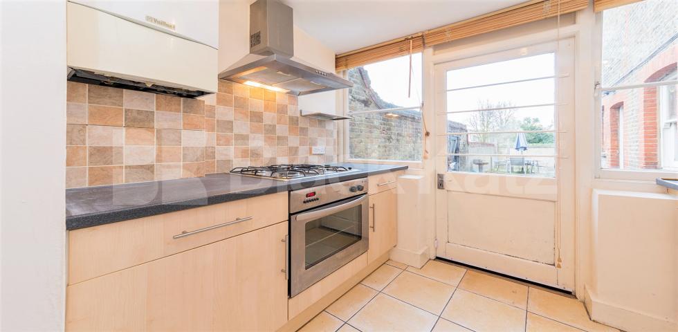 			1 Bedroom, 1 bath, 1 reception Flat			 Brook Road, HAMMERSMITH